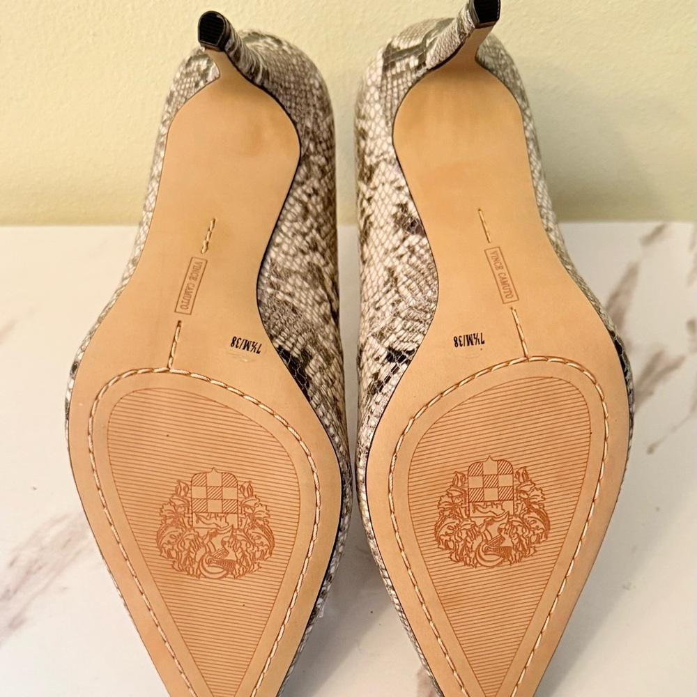 Vince Camuto Snake Print Pumps, NWOB, Size 7-1/2 - Picture 7 of 10